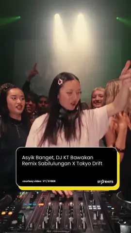 Aksi DJ KT di SYBER: 012 Perth bikin heboh netizen Indonesia. DJ berdarah China-Australia ini membawakan remix Sabilulungan X Tokyo Drift. — Dalam video yang dibagikan DJ KT di akun Instagram miliknya @kt2uuu, suara instrumental dari musik Sabilulungan yang berasal dari Sunda. Lagu Sabilulungan sendiri merupakan salah satu lagu Sunda yang paling terkenal. — DJ KT mula-mula memainkan degung atau gamelan dari Sabilulungan. Ia kemudian memasukkan musik Tokyo Drift ❤️‍🔥 Remix DJ KT bukan hanya menghibur dan membuat para pengunjung yang hadir di SYBER: 012 jingkrak-jingkat tetapi juga netizen Indonesia. Para netizen ini dibuat full senyum dan ketagihan dengan remix tersebut. #starhitsid #DJKT #perth #tokyodrift #sabilulungan