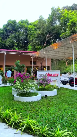 🚀 **নতুন যুগের যাত্রা শুরু!** আধুনিক বৈদ্যুতিক স্কুটার **‘X03’**-এর জমকালো উদ্বোধনী অনুষ্ঠান✨🛵 সবুজ পাহাড়, চা-বাগান আর পর্যটনে ঘেরা মৌলভীবাজারের শ্রীমঙ্গলে আধুনিক পরিবহন ব্যবস্থায় যুক্ত হলো নতুন মাত্রা। বৃহস্পতিবার, ১৬ অক্টোবর বিকেলে শ্রীমঙ্গলের **গ্র্যান্ড সুলতান টি রিসোর্ট অ্যান্ড গলফ**-এর হলরুমে এক জাঁকজমকপূর্ণ অনুষ্ঠানের মধ্য দিয়ে বাংলাদেশে ক্রমবর্ধমান জনপ্রিয় পরিবেশবান্ধব পরিবহন—ইলেকট্রিক স্কুটার ও সাইকেল বিক্রয় সেবার আনুষ্ঠানিক উদ্বোধন হয়। অনুষ্ঠানের উদ্বোধন করেন চেয়ারম্যান **খাজা টিপু সুলতান**, যেখানে জেলার বিভিন্ন শ্রেণি-পেশার প্রায় ছয় শতাধিক অতিথি উপস্থিত ছিলেন। তিনি বলেন, > “শ্রীমঙ্গলকে আলাদাভাবে পরিচিত করার স্বপ্ন থেকেই গ্র্যান্ড সুলতানের যাত্রা শুরু হয়েছিল। স্থানীয় মানুষের ভালোবাসা ও সহযোগিতায় আজ এটি ঋণমুক্ত প্রতিষ্ঠান।” তিনি আরও জানান, তার **রশনি অটো রাইস মিল** ও **পলি ফাইবার মিল**সহ অন্যান্য প্রতিষ্ঠানও সফলভাবে পরিচালিত হচ্ছে। শ্রীমঙ্গলকে আন্তর্জাতিক পর্যটন কেন্দ্র হিসেবে উল্লেখ করে খাজা টিপু সুলতান বলেন, > “দেশি-বিদেশি পর্যটকদের চলাচলের সুবিধা বিবেচনায় ইলেকট্রিক বাইক বিক্রয় কার্যক্রম শুরু করা হয়েছে। এখানে নারী ও পুরুষ উভয়ের জন্য নানা মডেল ও রঙের স্কুটার পাওয়া যাবে।” নিজেকে গর্বের সঙ্গে **‘শ্রীমঙ্গলীয়ান’** পরিচয়ে তুলে ধরে তিনি আশাবাদ ব্যক্ত করেন যে, শ্রীমঙ্গলের উন্নয়ন ও আধুনিকায়নে তার উদ্যোগ অব্যাহত থাকবে। ইলেকট্রিক স্কুটার ব্যবহারে জ্বালানি খরচ কমবে, শব্দ ও বায়ুদূষণ হ্রাস পাবে—ফলে শ্রীমঙ্গলের পরিবেশবান্ধব পর্যটন ও নগর জীবনে আধুনিকতার নতুন দিগন্ত উন্মোচিত হবে। 🌿⚡ like and share @highlight #EVLaunch #FutureIsElectric #GrandSultan #Sreemangal