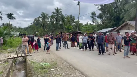 Ketua MAA Kec Serbajadi Lokop  kab Acehtimur . Bukhari Muslim MH Hadiri Acara Menrangal (penyelesaian Kasus Muda Mudi ) Anak Gadis Dari GP Terujak yg Di Bawa Lari Oleh Anak Muda Dusun Karangkuda GP Bunin yg Di Susul Oleh Masyarakat GP Terujak  Beramai Ramai. Dengan Membawa Pedang Kediran Rombongan Merangal Dari GP Terujak Tersebut  Di Sambut Baik Secara Adat Oleh Masyarakat Dusun Karngkuda GP Bunin  dengan Mempesijuk Keucik Gp Terujak  Dan mengumpulkan Sejumlah Pedang Yang  Di Bawa Oleh Pemuda Gp Adat Terujak.Untuk Di Pesijuk.Oleh Masyarakat Dusun Karngkuda GP Bunin Serta Memberikan Uang Penyarung Pedang Kepada Keucik Terujak. Kemudian Di Lakukan Pembayaran Uang adat Kepada Keucik Terujak Beginilah Adat Merangal  Di Gayo Lokop.Seebajadi  Yg Telah Berlaku Turun Temurun Dari Nenek Muyang Kami Di.Gayo Lokop Serbajadi.🙏