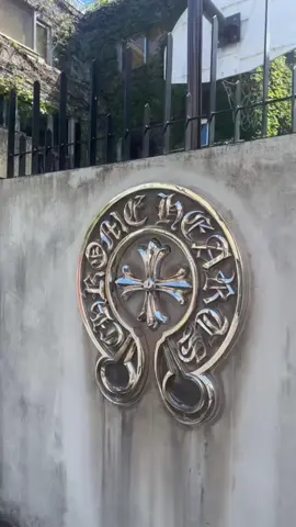 クロムハーツの金具が“暴力”のクオリティ…！革の質感と金色のコントラストに悶える一品。​ #Chrome Hearts  #クロムハーツ #財布  #クロムハーツ財布 #Chrome Hearts財布