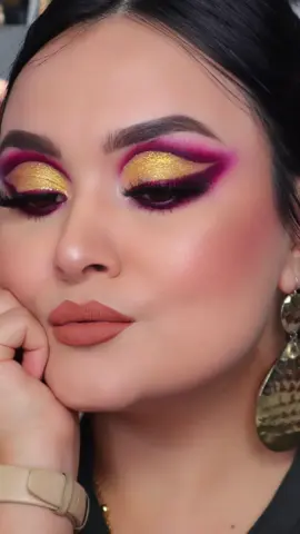 Extraño hacer estos maquillajes, el arte del color🫰🏼 Pero ahora solo soy un volcan apagado❤️‍🩹 Disfrute mucho esa epoca y se que las que me siguen desde ese entonces tmb disfrutaron🫶🏼 #yoquefuitormenta #maquillaje #trend #makeup #trowback 