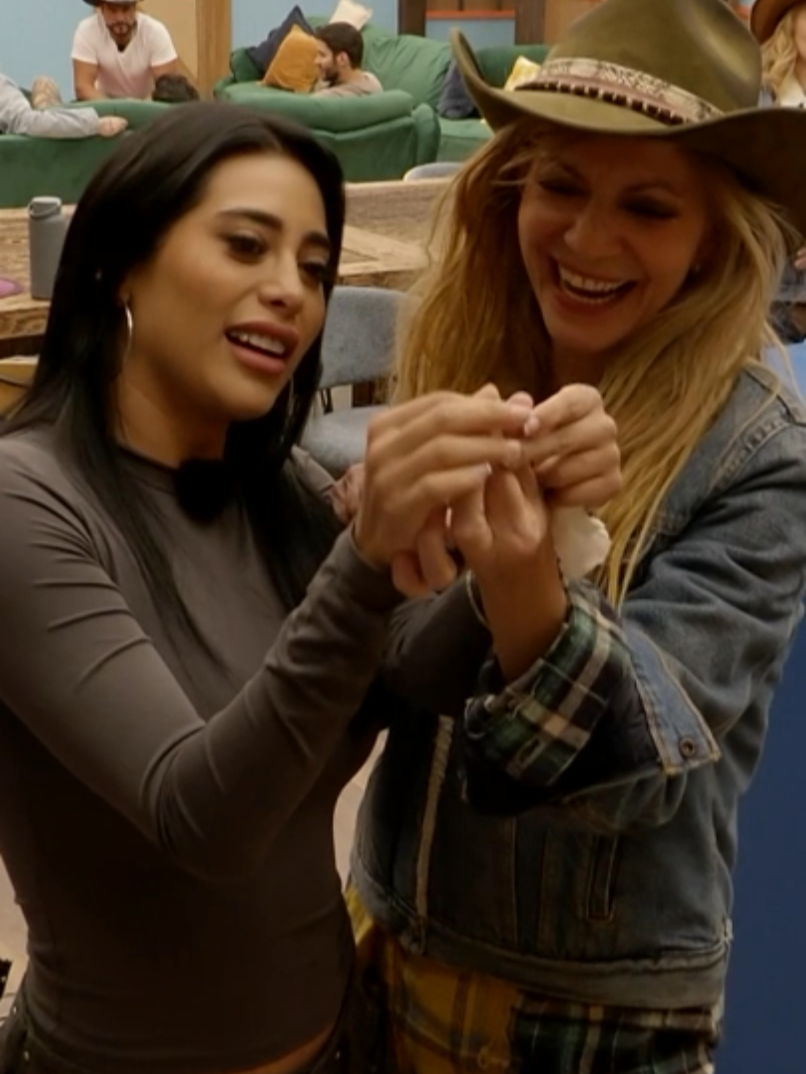 @kimshantal2.0 y #ManolaDiez han creado un team juntas, el  #TeamKIMA ya hasta tiene un saludo muy sensual que las identifica. 🤝🏼😘🫰🏼👩🏻‍🌾 🌾 Transmisión 24/7 en #DisneyPlus experiencia completa. Durante dos semanas podrás disfrutarla en mis redes: 🌐Sitio Web 📱App TV Azteca En Vivo 💻YouTube