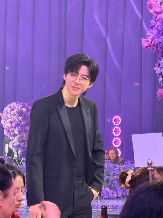 pengen banget punya sahabat kyk ning ge 😭 kemarin jadwal padatpun dia tetep menyempatkan waktu buat datang ke acara pernikahan Tao ge malemnya 😣  btw, Happy Wedding Tao ge 💃🏻🎊  #liuyuning #摩登兄弟刘宇宁 #huangzitao 