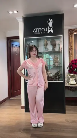 “Có những tối… chỉ cần khoác lên mình một bộ lụa êm, là thấy cả thế giới cũng dịu dàng hơn 💕 #Đ#ĐồBộLụaĐ#ĐồNgủViềnRenY#YêuBảnThânT#TiktokFashionshopanhtungthegioidongu