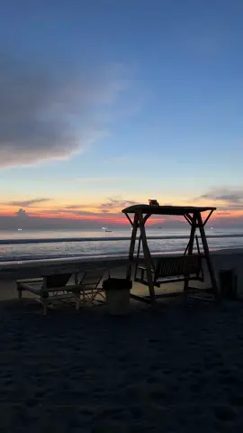 menikmati senja di SENAYA BEACH. #wisatalampung #pantailampung #senja #fyp #senayabeach 