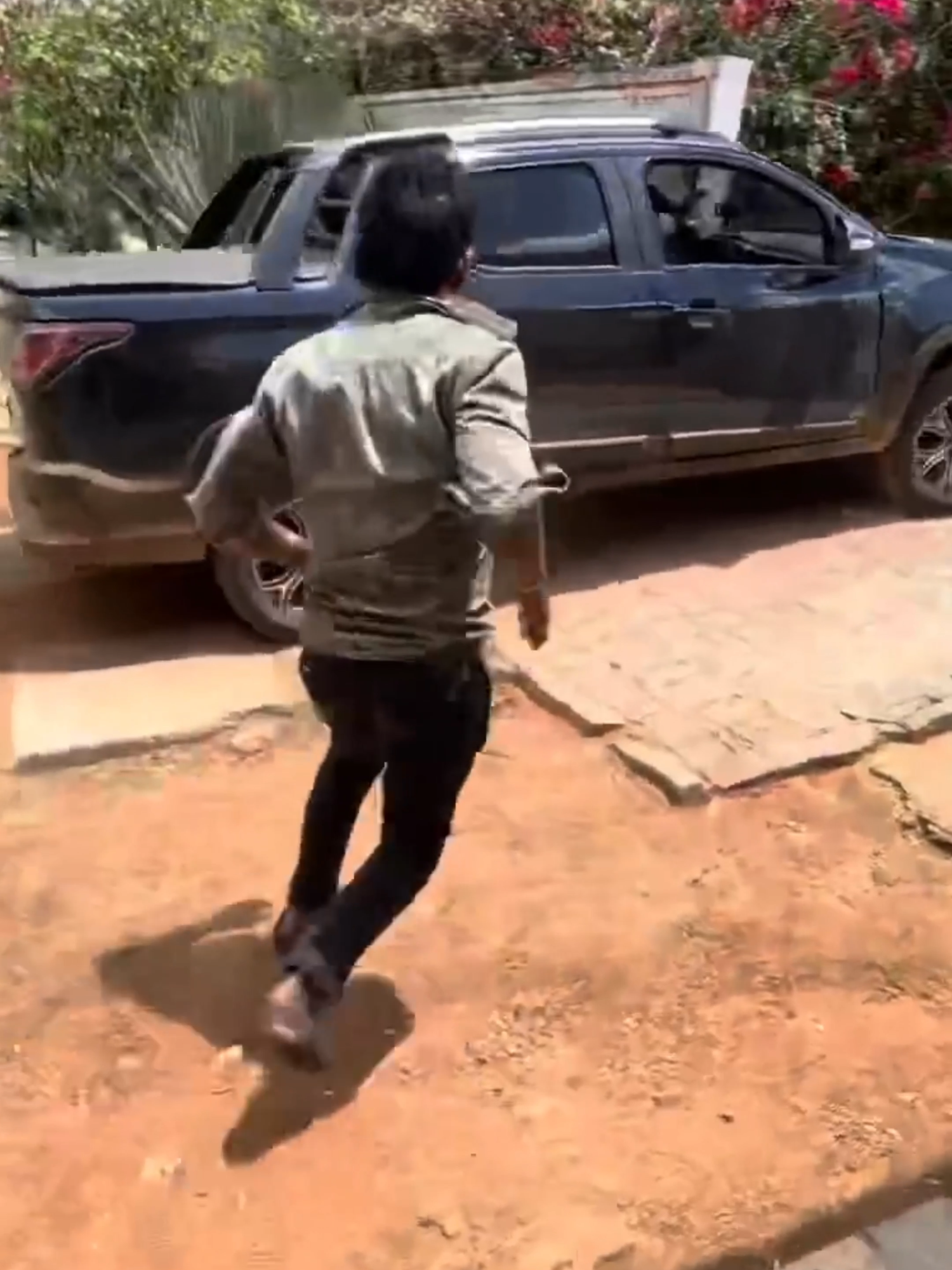 Tiringa sai correndo atrás do carro na trolagem da aprecata de vovô kkkk  #memes #tiringa #tiringaoficial #sorrir #trolagem #alegria #charlesetiringa #comedia #comediahumor #humor