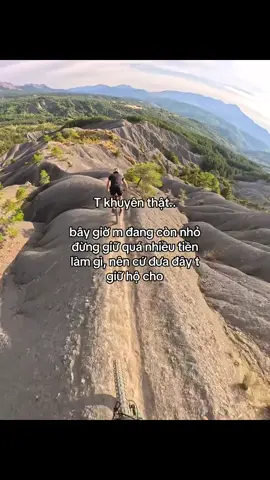 T khuyên thật.. bây giờ m đang còn nhỏ  đừng giữ quá nhiều tiền  làm gì, nên cứ đưa đây t giữ hộ cho