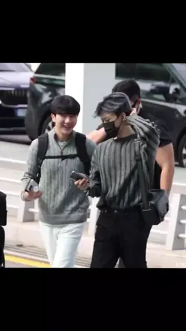 Disaat yg lain (rj, hc sama cl) ganti ke ip 17, dia ganti pake s4msung #jaemin 