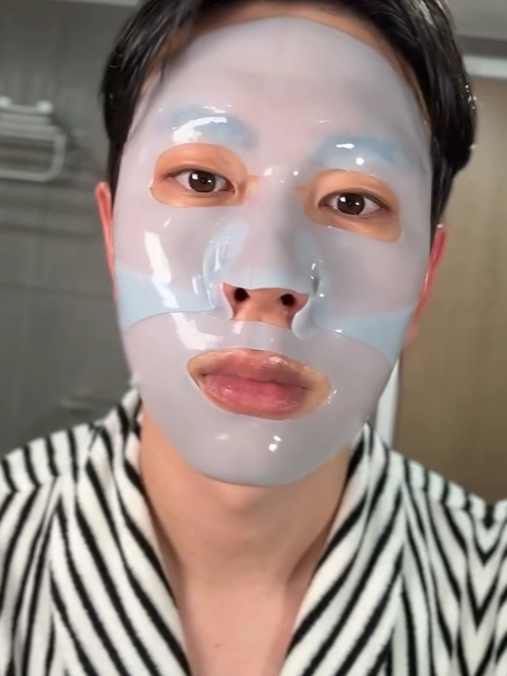 #광고  90년생 청라 최수종의 나이트 루틴 예전엔 보송보송한 피부가 좋았지만 요즘은 광이 적당히 돌면서 매끈해보이는 피부가 좋더라구요! 훨씬 생기도 돌고 피부가 탄력있어보이는데 이래서 나이들수록 광에 집착하는구나.. 깨닫는 요즘입니다😅 영상에 보여드린 VT 광채 피부 꿀조합은  겉도는 번들거림이 아니라 피부 속부터 보습과 탄력을 채워줘 수부지 피부인 저에게도 너무 잘 맞는 조합이더라구요!  🌝나이트 루틴 사용 제품 @vtcosmetics_official  1️⃣리들샷 100 2️⃣PDRN 에센스 100 3️⃣PDRN 하이드로겔 마스크 지금 올리브영 세일 중이니 제품 링크는 댓글에 남겨둘게요🙌🏻 #kbeauty 