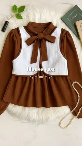 ✨ Tampil manis dan elegan dengan blouse coklat pita ini! Perpaduan warna coklat hangat dan putih memberi kesan vintage yang tetap modern. Cocok untuk hangout santai maupun acara semi-formal 💕 #BlouseCoklat #OotdKekinian #FashionWanita #StylishLook #VintageStyle      