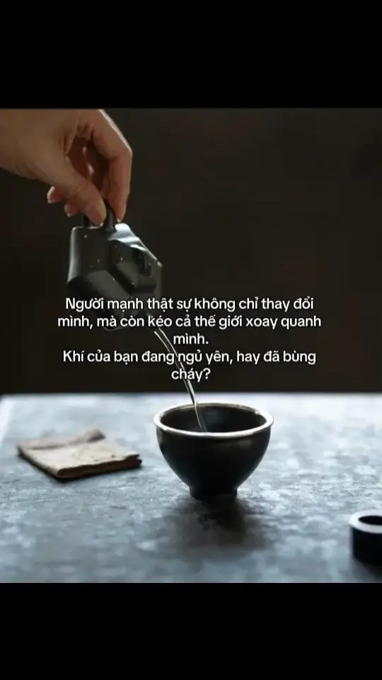 Bạn đã từng gặp người như nam châm chưa? Chỉ cần ở gần họ, cảm giác an toàn tự nhiên tràn tới. Làm việc bên họ, năng lượng của bạn như được thổi bùng. Đó không phải mê tín, mà là tần số năng lượng đang cộng hưởng. Từ bậc đế vương cho tới kẻ bình thường, người mạnh thực sự trong xương đều có một ngọn lửa. Ngọn lửa đó tên là ý chí, là quyền lực nội tâm. Nó không bao giờ tắt, luôn gào thét trong im lặng: “Ta có thể thay đổi điều gì đó!” Họ không bao giờ ngoan ngoãn nằm trong cái khung của quy tắc. Có thể mang chút tính công kích, có thể pha chút ngang tàng – nhưng đó là sinh lực đang va chạm thế giới. Lúc nhỏ chưa chắc là “đứa trẻ ngoan”, lớn lên cũng chưa chắc là “người tốt tiêu chuẩn”. Kẻ ghét họ thì nghiến răng, người theo họ thì như sông đổ về biển – bởi năng lượng là một sự dẫn dắt thầm lặng. Khi sức mạnh này vượt qua cái tôi nhỏ hẹp, nó sẽ hóa thành khí của lãnh đạo, thậm chí là khí của đế vương. ⸻ Người mạnh thực sự, thường có 5 loại khí trường khiến người khác bị cuốn hút: 1. Đại khí như núi – Dù bão tố cảm xúc đi qua, trong mắt họ chỉ có cách giải quyết. Không giận, không tham, không vội, không sợ; đứng vững như cây kim định hải. 2. Ẩn tàng phong mang – Thiện lương nhưng không yếu đuối. Sát khí là lá bùa hộ mệnh, chỉ để không thành con cừu chờ bị xẻ thịt. 3. Tĩnh thủy thâm lưu – Chỉ có sát khí là kẻ võ biền. Mưu lược thật sự, được ủ trong tĩnh lặng, tới thời điểm liền nổ ra sấm sét. 4. Quý khí thiên thành – Không đến từ danh hiệu hay nhãn hiệu, mà từ khí chất trong xương, khiến người khác bất giác kính nể. 5. Vận tùy thế chuyển – Khi một người dốc hết sức đi đúng quy luật, cái gọi là vận may, thật ra là năng lượng thu hút quà tặng đồng tần số. ⸻ Khoảnh khắc bạn thay đổi số mệnh, thường bắt đầu từ khi gặp một người có khí trường mạnh. Không phải vì họ quá lợi hại, mà vì khi ở gần họ, trái tim bạn an lại, sức mạnh của bạn trỗi dậy. Cái gọi là “phú quý như trời giáng”, thực chất là bạn đã được năng lượng của họ thắp sáng. Khí nào đang ngủ trong bạn? Nhận diện năng lượng của người mạnh, càng phải đánh thức ngọn lửa trong tim mình. Khi khí trường của bạn đủ lớn, thế giới sẽ tự nghiêng về phía bạn. 