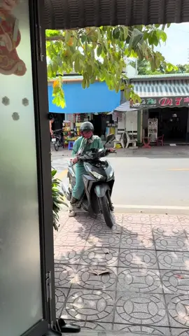 Một cái nón thôi mà che được cả đầu – mặt – cổ – vai 😎 5 lớp chống nắng, chống bụi, chống tia UV cực đỉnh 🌞 Ra đường giữa trưa vẫn mát rượi – không sợ đen, không sợ nắng! #nonchongnang #nonmatphi #non5lop #chongnangtoandien #nonkhauTrang   