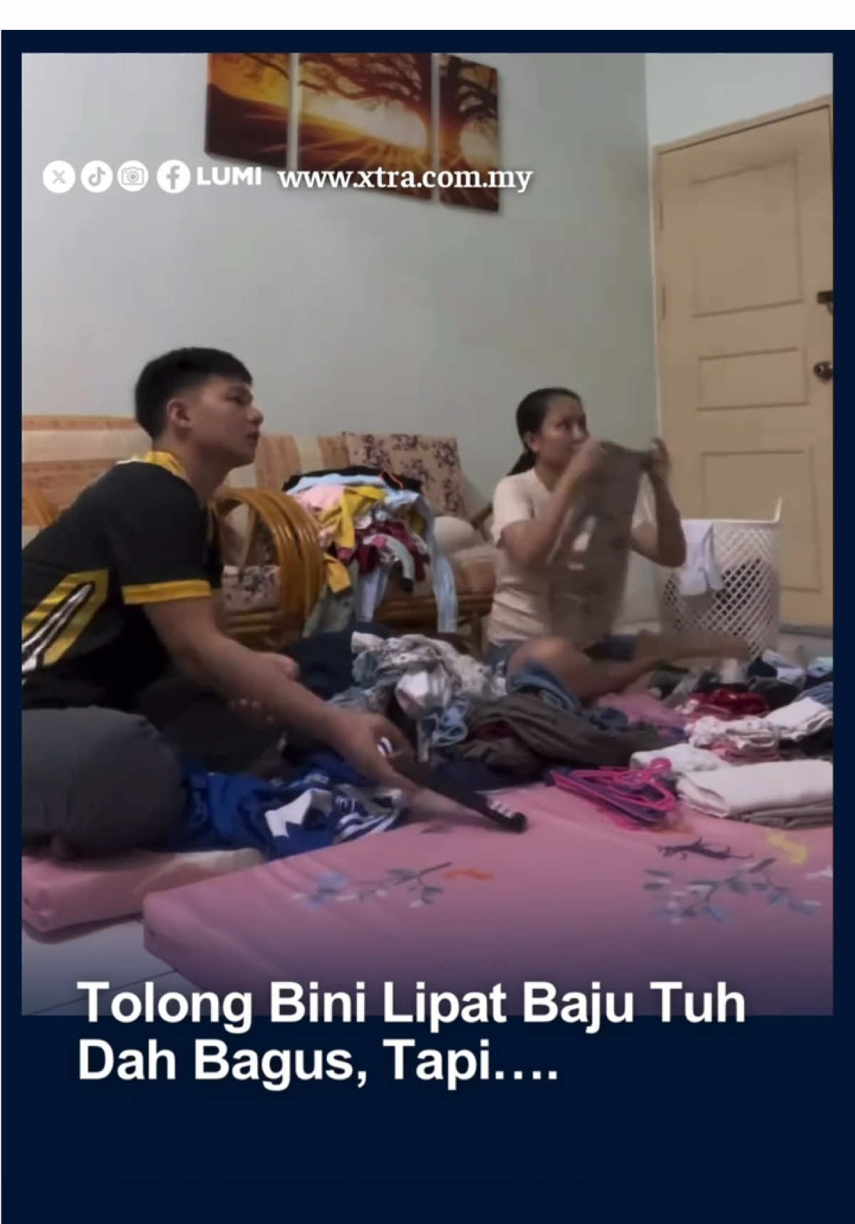 Amboi.. bukan main lagi busy bantu bini lipat baju🤣😂 #xtra #fyp #suami #lipatbaju #isteri 📹: Rolands John