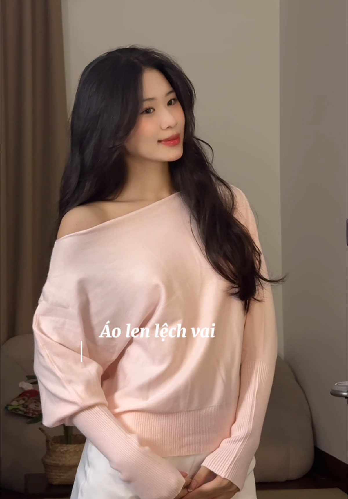 Áo len lệch vai màu hồng siêu cưng lun ý mặc được cả trễ vai nữa #OOTD #viral #fyp #kimeehouse #aolechvai #thahthu