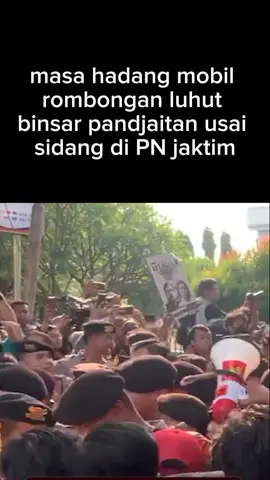 masa hadang rombongan mebil luhut. Luhut Pandjaitan Menko RI hadir sebagai saksi dalam sidang kasus pencemaran baiknya yang dilakukan Hariz azhar dan Fatia Maudiliyanti. masa aksi yang berusaha menghadang rombongan Luhut Pandjaitan harus berbenturan dengan Aparat Kepolisian yang coba meredakan aksi masa. Masa heran dengan proses persidangan nya yang tertutup. #luhut #luhutbinsarpandjaitan #beritaviral #beritaterkini 