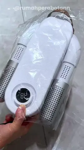 Pengering sepatu instansi elektrik ini berguna sekali untuk mengeringkan sepatu saat sedang hujan atau sedang buru buru. sepatu kering dalam hitungan menit! #pengeringsepatu #alatpengeringsepatu #pengeringsepatuelektrik #pengeringserbaguna #fyp 