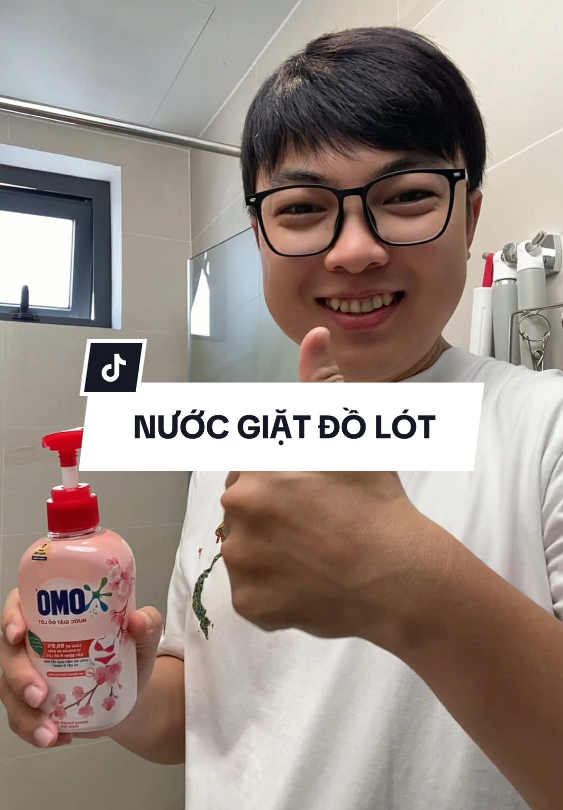 Nước giặt đồ chíp OMO chuyên dụng hương hoa anh đào thanh lịch #chamsocphunu #nuocgiatdochip #nuocgiatdolotomo #nuocgiatdolotsinhhoc #unilever 