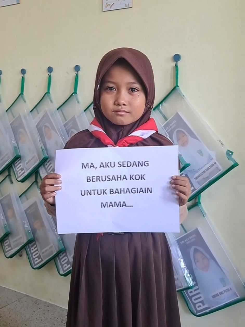 Maaf jika prosesku tak secepat anak-anak lain. Tapi terima kasih, Ayah dan Bunda, karena selalu mendampingi tanpa lelah. Semoga kalian tetap bangga padaku, sekecil apa pun langkahku. 🤍