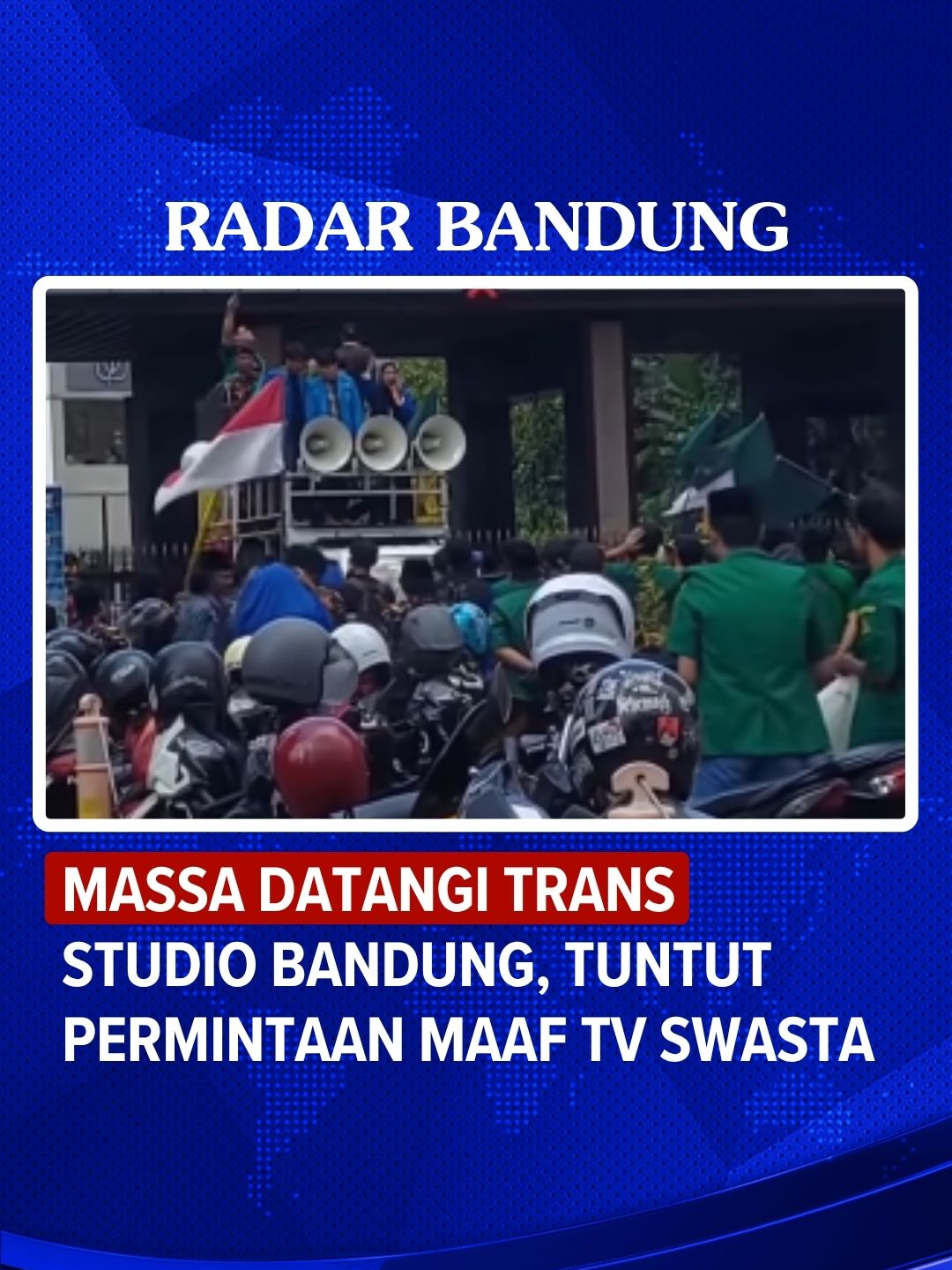 Massa mendatangi kawasan Trans Studio Bandung yang berada di Jalan Gatot Subroto, Bandung pada Kamis (15/10/2025). Kehadiran mereka diduga karena kecewa terhadap penayangan salah satu TV swasta yang sempat menayangkan video terkait kondisi pesantren dan menuntut permintaan maaf terbuka. Situasi aksi tersebut berjalan damai & kondusif serta dijaga oleh aparat terkait.  Sumber: @infojawabarat #radarbandung #demo #bandung