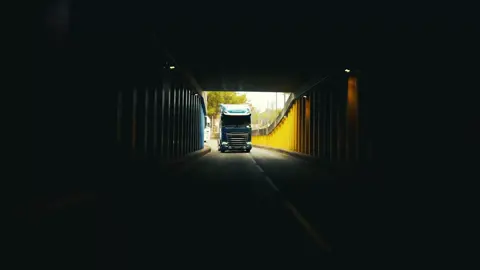 La passion du camion, signée DAF, a encore fait vibrer Le Mans À l’occasion de la 40ᵉ édition des 24 Heures du Mans Camions, DAF Trucks France a une nouvelle fois répondu présent sur le mythique circuit Bugatti. Avec un stand animé et 24 camions XG et XG+ décorés par leurs propriétaires, la marque a célébré l’innovation, le confort et la fierté d’appartenir à la grande famille DAF. Un week-end placé sous le signe de la passion, du partage et du savoir-faire. + d'infos: https://www.daf.fr/fr-fr/actualites-et-medias/news-articles/fr/2025/la-passion-du-camion-signee-daf-a-encore-fait-vibrer-le-mans