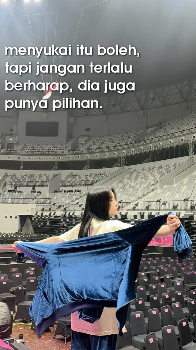 Bahan-bahan: -250 gr daging sengkel / has dalam -Secukupnya tusukkan sate -1200 ml air -3 sdm tepung beras + 5 sdm air = aduk hingga tercampur rata -1 sdt bumbu kambing -1 sdt kaldu bubuk -1/2 sdt munjung garam -1 btg daun bawang, rajang halus -1 btg seledri, rajang halus Bumbu Halus : -10 siung bawang merah -5 siung bawang putih -4 buah cabe merah -4 btr kemiri -1 sdt ketumbar bubuk -1/2 sdt merica bubuk -Sejempol kunyit -1 ruas jahe -1 ruas lengkuas -1/4 sdt jinten bubuk -1/4 sdt pala Bumbu Rempah : -1 btg sereh, geprek -2 lbr daun salam -7 lbr daun jeruk -2 buah kapulaga -3 cengkeh -1 bunga lawang -2 ruas btg kayumanis Cara Membuat : 1.Rebus daging selama 10 menit, angkat (buang airnya) potong kotak2 2.Tumis bumbu halus hingga harum, masukkan bumbu rempah dan bumbu kambing, tumis hingga bumbu matang 3.Masukkan daging, dan bumbui dengan garam dan kaldu bubuk. Tambahkan air dan masak hingga daging empuk 4.Angkat dan biarkan dingin, kemudian tusuk denga tusukkan sat, sisihkan 5.Masukkan irisan daun bawang dan seledri. Tuang larutan tepung beras, aduk hingga mendidih. Tes rasa (jikan terlalu kental bisa ditambahkan air) 6.Bakar sate hingga kecoklatan 7.Sajikan sate dengan kuah bumbu #delynnjkt48 #fyp 