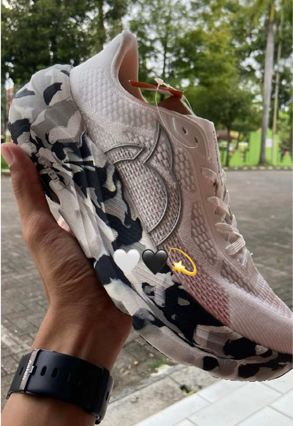 Sepatu running Ortuseight hyperblast 2.1 💫🔥 . . #cekkeranjangkuning #sepatulari #ortuseighthyperblast #hitamputih #promoseruweekend 