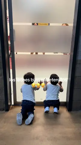 Tan chiquitos y ya andan viendo cosas jajaja #twins #gemelos #hijos #porristas #tomateros 