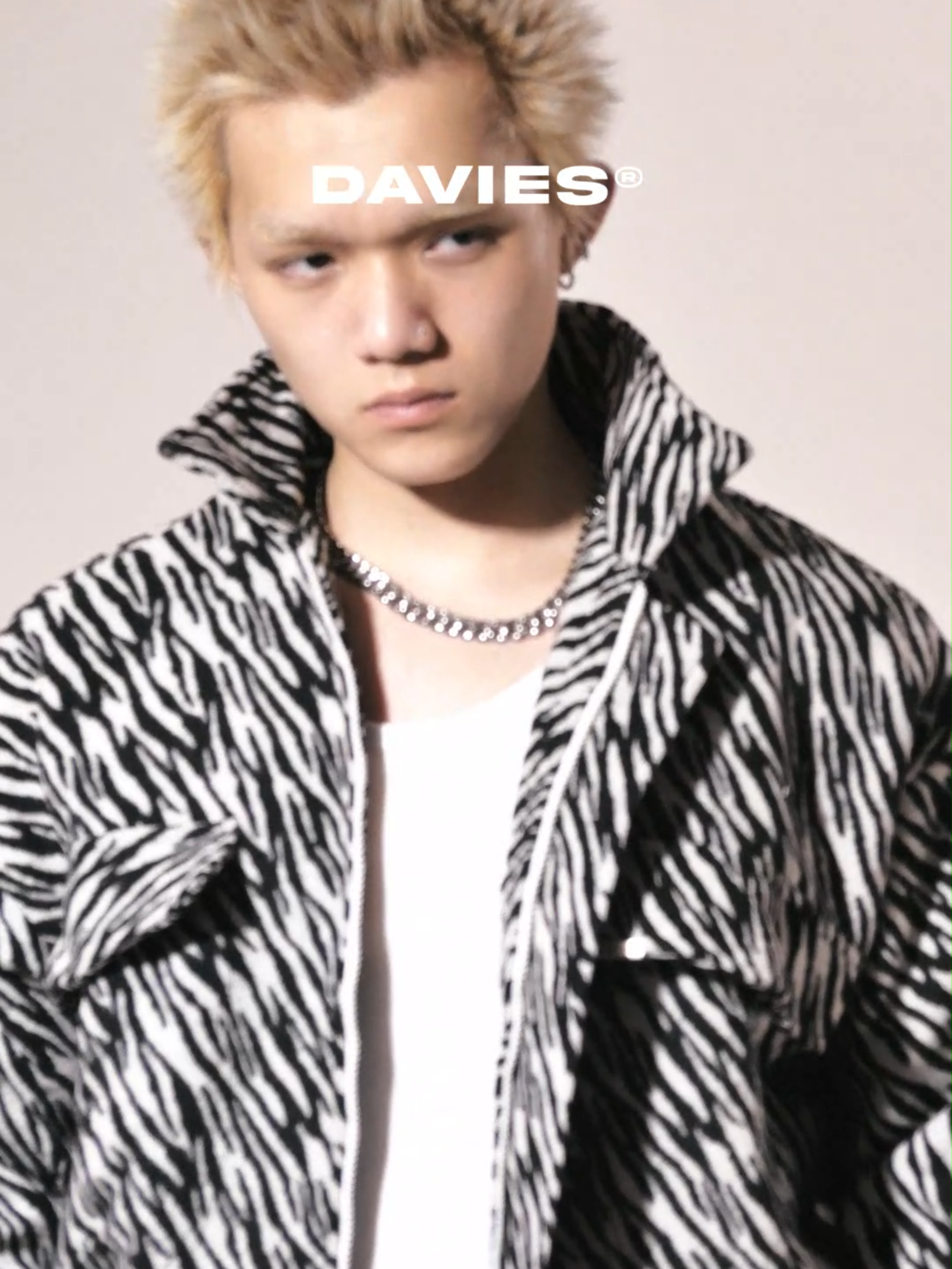 Streetwear chất ngầu với áo khoác ngựa vằn, vibe hiphop làm chủ cuộc dạo phố #aokhoac #jacket #streetwear #bomber