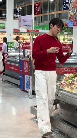 เมื่อเปียวมาดูชีส แล้วน่ากินมากกก จะซื้อ พี่พระเอกเดินมาจากไหนก็ไม่รู้ “กินไรอะ” โอเคเลย เชิญพี่ทำงานจ้า เดียวค่อยซื้อก็ได้ 😂 #FilmThanapat #ฟิล์มธนภัทร 