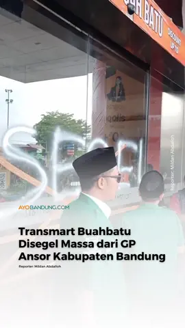 Mall Transmart Buahbatu di Kecamatan Bojongsoang,Kabupaten Bandung disegel massa dari Gerakan Pemuda (GP) Ansor Kabupaten Bandung, Jumat 17 Oktober 2025. Massa aksi menutup puntu masuk Transmart Buahbatu menggunakan lakban dan membubuhi tulisan 'Segel' menggunakan cat semprot.  Ketua GP Ansor Kabupaten Bandung Dede Sumarsah mengatakan, penyegelan dilakukan sebagai bentuk protes atas tayangan program Xpose Unsencored di stasiun tv yang berada dalam satu grup dengan Transmart. Tayangan tersebut dianggap menggambarkan kyai dan pesantren sebagai simbol feodalisme yang tidak relevan dengan perkembangan zaman.  