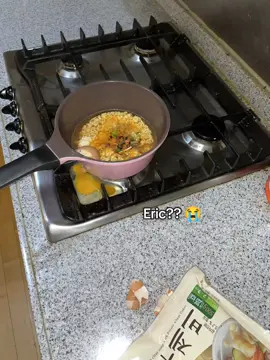 yang bener aja ric 😭😭 pantes aja demen banget di masakin juyeon taunya gini eric masak mie 😭😭 #eric #ericsohn #theboyz #4u 