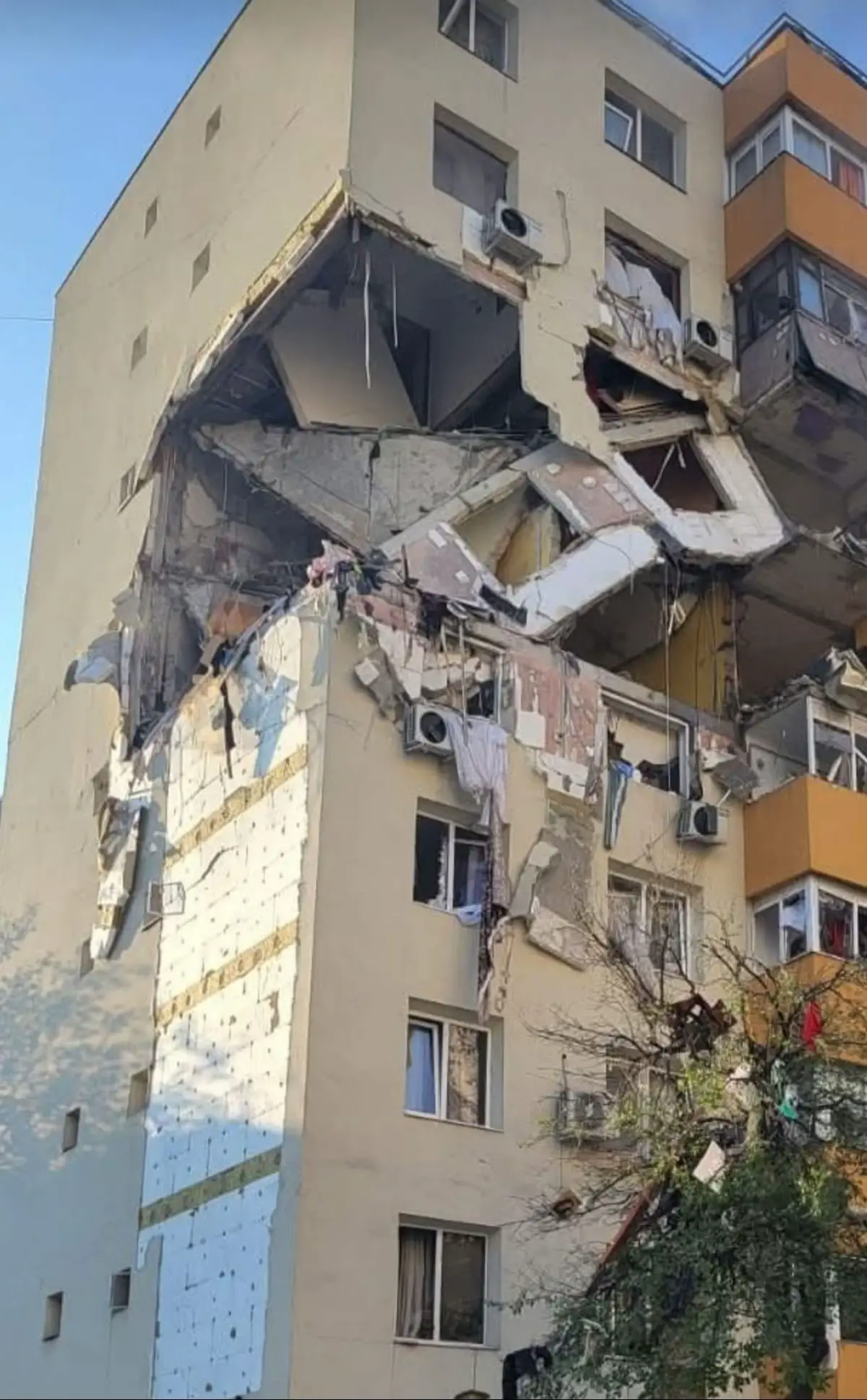 O deflagrație a zguduit, în această dimineață, un bloc de opt etaje situat pe Calea Rahovei, în apropiere de Liceul „Dimitrie Bolintineanu”. Explozia, auzită de numeroși martori, s-a produs la scurt timp după ora 9:00 🕘 ⚠️ Cel puțin două etaje s-au prăbușit complet, iar alte patru (între etajele 1 și 6) au fost grav afectate. 👉 IGSU a activat Planul Roșu de Intervenție, trimițând echipe de căutare-salvare. Potrivit primelor informații, 11 persoane ar fi fost afectate, iar salvatorii acționează pentru evacuarea locatarilor și identificarea altor posibile victime 🧑‍🚒🚑 La fața locului intervin: 🔥 10 autospeciale de stingere 🚒 2 autoscări ⚙️ 2 autospeciale de descarcerare ⛑️ 3 ambulanțe SMURD 💉 1 unitate de terapie intensivă mobilă 📡 1 punct de comandă mobil ☣️ 1 autospecială CBRN 👮‍♂️ Autoritățile investighează cauzele exploziei. Știre în curs de actualizare… #Explozie #București #CaleaRahovei #BreakingNews #PlanRoșu      