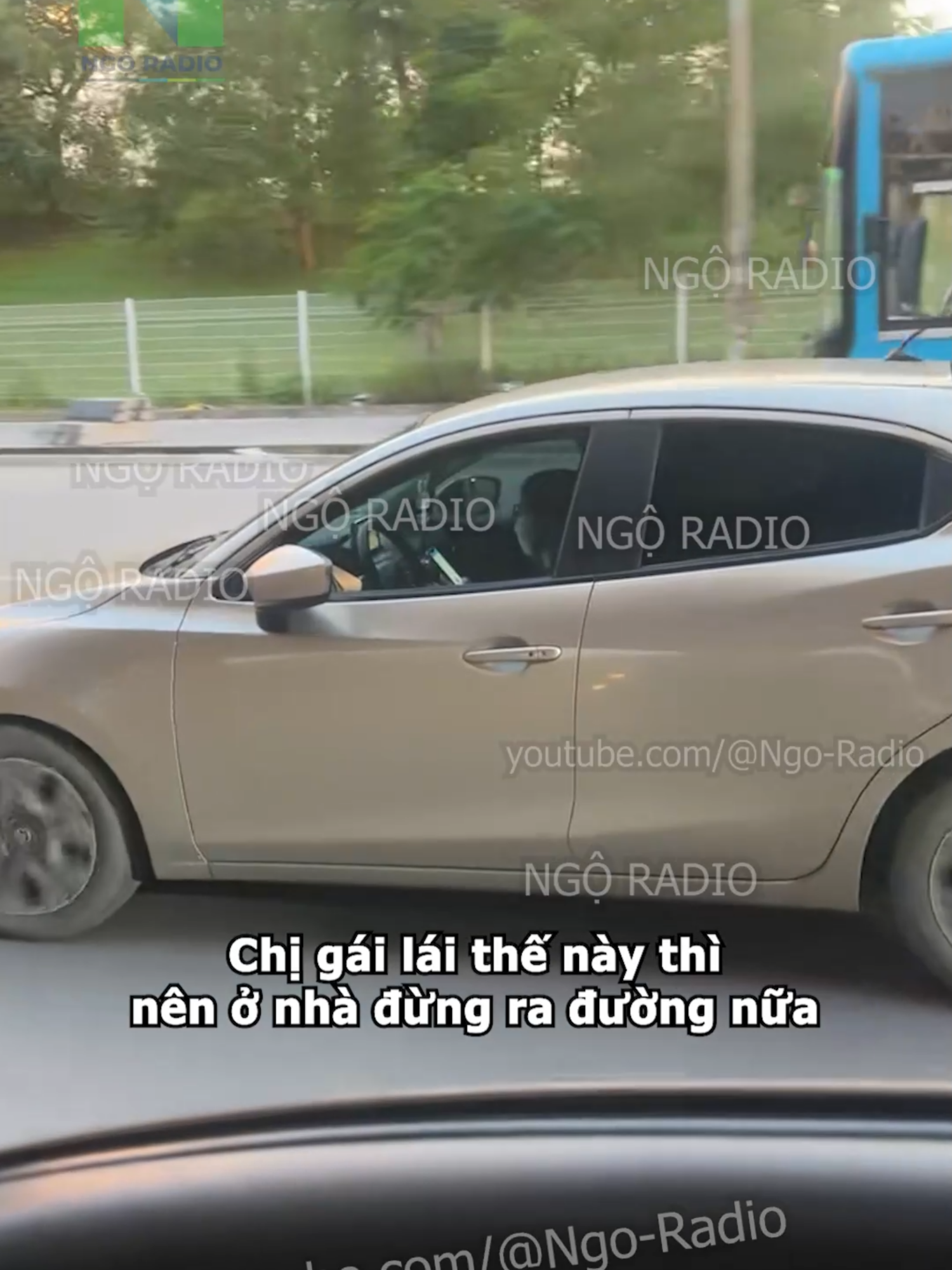 Chị gái lái thế này thì nên ở nhà đừng ra đường nữa#viraltiktok #ngoradio #tintuc #cuocsong #giaothong