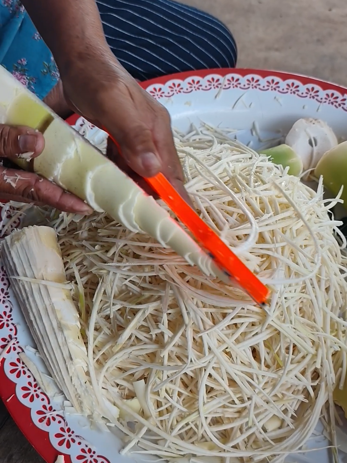 ขูดหน่อไม้เอดหน่อไม้ส้ม เส้นแบบนี้ก็แกงแซ่บจ้า #หน่อไม้ดอง  #หน่อไม้ส้ม 