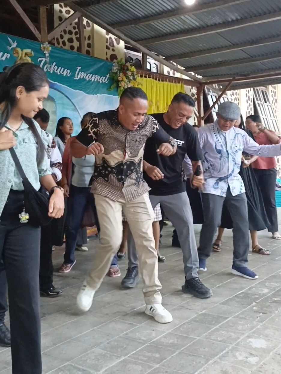 DOLO BOSAN HALA 🙌 TARIAN BIDU 🕺💃 Syukuran 25 Tahun Imamat Romo Kanisius Oki, Pr di Paroki St. Yohanes Pemandi Bakitolas. 📹 16Oktober2025 #dolobosanhala #tarianbidu #timorpride #manyala #fypage 