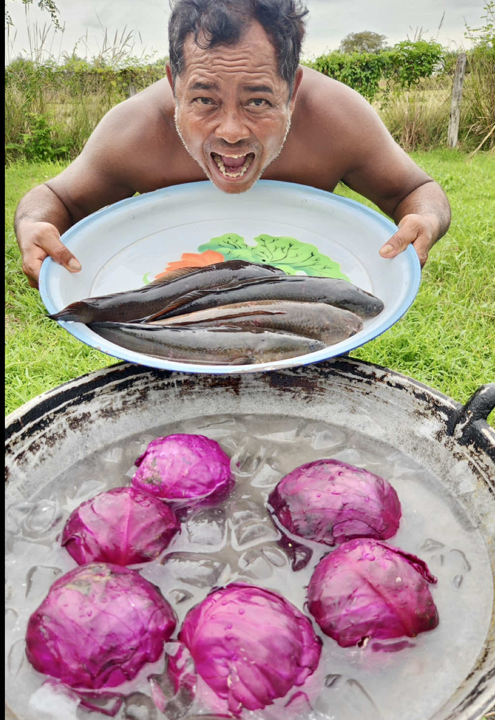 How to crispy fish with purple cabbage with chili sauce recipe #tiktokfood #crispy #yummy 