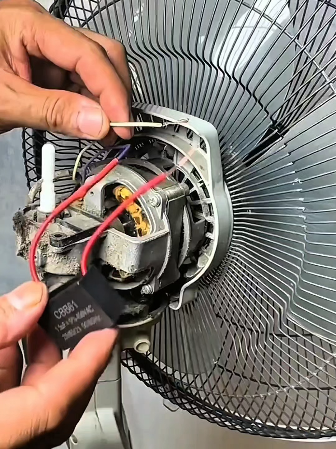 Kipas tidak berputar? Masalah kecil, jangan habiskan banyak uang—ganti kapasitor, kipas langsung berputar!