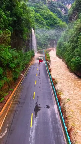 📍China  / Dangyang. Küçük sarı nehir, böyle muhteşem bir manzarayı görmek çok zor.  #AmazingChina