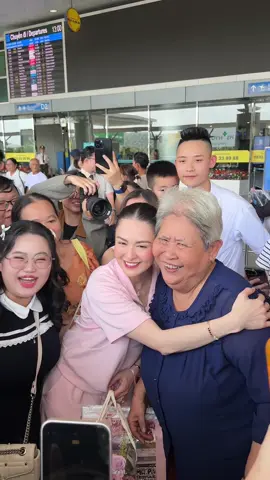 Marian Rivera vui vẻ ôm chào tạm biệt cô fan hâm mộ lớn tuổi trước khi trở về nước🥰  #TikTokAwardsVN #LunarFracture #TheArtOfHarmonyShowcase #HacchicCouture #MarianRivera 