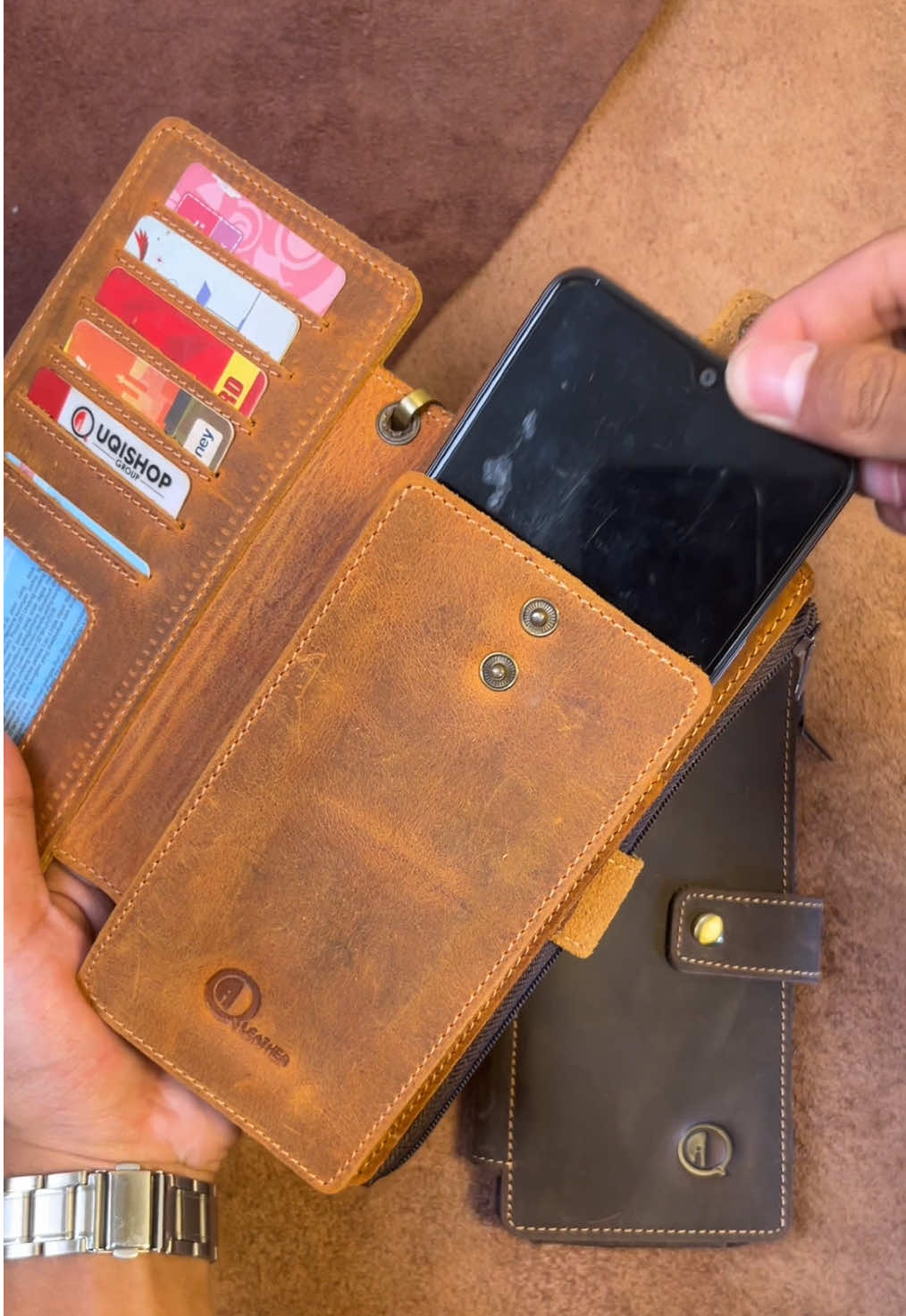 F018 | Dompet ini unik, ada 1 slot buat naruh handphone. #r #dompetkulit #dompetkulitasli #dompetviral #fyp 