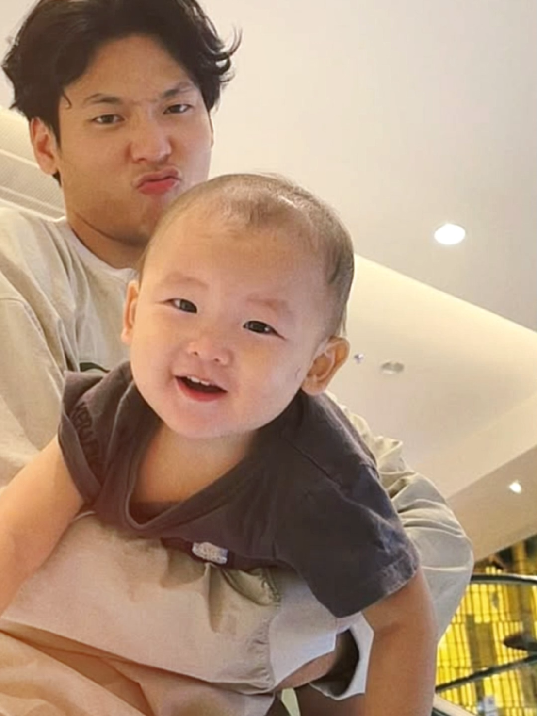 Gak tau kenapa gue mellow bgt dri kemarin. bukan krna daehoon orang korea tapi karena dia sosok bapak yang baik bgt untuk anak2nya dan suami yg sayang bgttt sama istrinya tapi malah dapat perlakuan yg menyakitkan bgt dri istrinya sendirii.#fyp #daehoon #julie #daehoonjulia #CapCut 