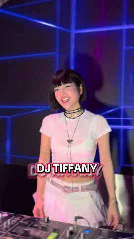 Đứng một mình thì thấy đẹp gái. Đứng hai mình thì thấy đẹp đôi 💕 #djtiffany #mómsànhlounge #sànhlounge #sanhlounge #xuhuong        