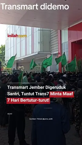 Ratusan santri yang tergabung dalam Aliansi Santri Jember menggelar aksi damai di depan Mall Transmart Jember, Kamis (16/10/2025). Mereka memprotes salah satu tayangan di stasiun televisi Trans7 yang dinilai menghina kyai dan santri. Dalam orasinya, para peserta aksi membawa spanduk dan poster berisi seruan, di antaranya: 