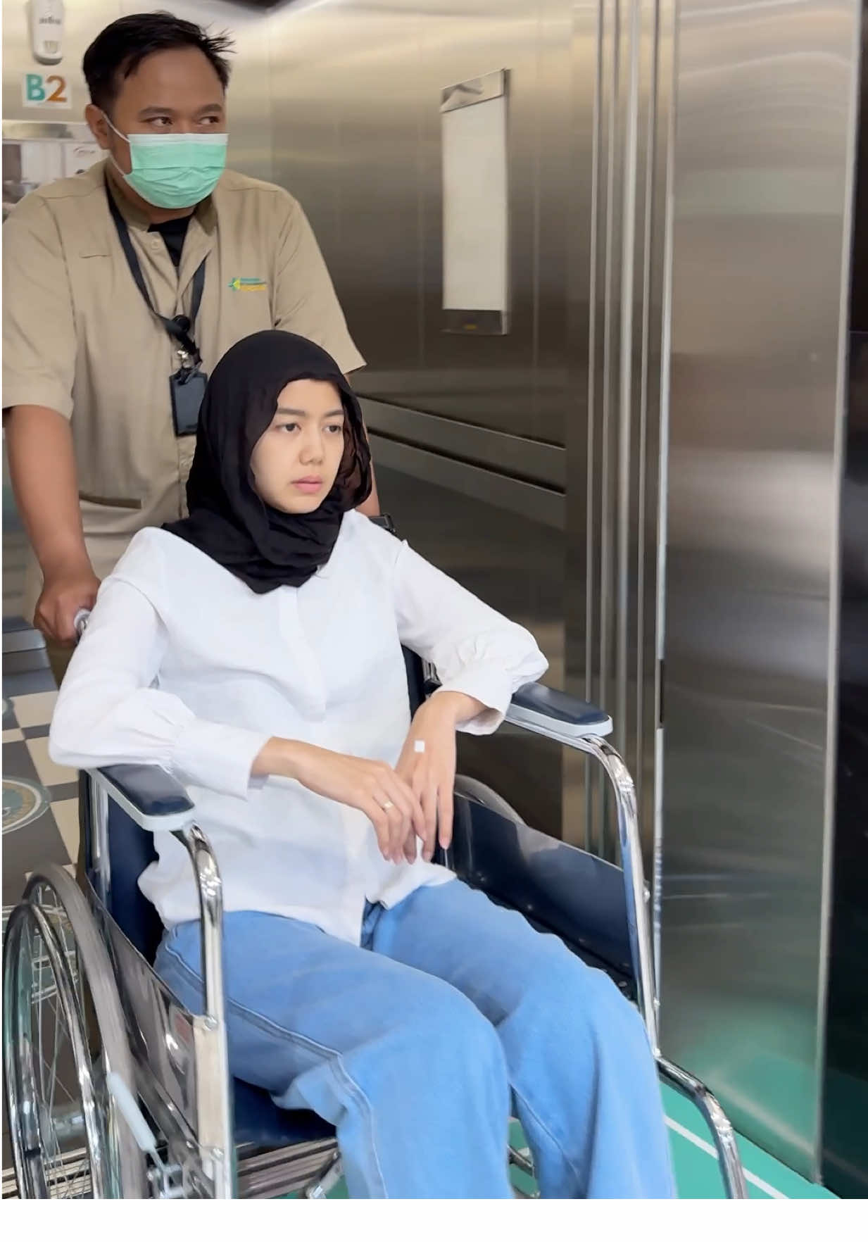 Alhamdulillah kemarin operasi pengangkatan jaringan 🤲🏻. Tau gak operasi kecil ini rasanya lebih deg2an dibanding dulu aku pernah operasi kista yg lebih besar 😅 Kayaknya karena pas operasi kecil itu kan aku masuk ruangan operasi dalam keadaan sehat dan sadar full, jd deg2an ngeliat suasana ruang operasinnya.. Sedangkan waktu operasi kista dulu aku udah sakit perut parah banget coi jadi kayak 