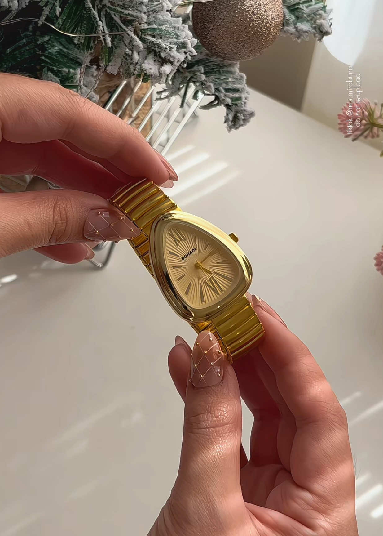 because simple never goes out of style. ✨💁🏻‍♀️ #watchrecommendation #elegantwatch #watchforwomen #watches #adjustablewatch 