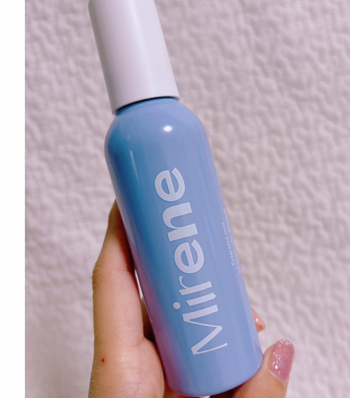 ♡ Mirene フレグランスミスト 髪にもボディにも使える 万能なフレグランスミスト！ 天然由来の保湿成分配合だから 髪やお肌、しっとり♡♡ 💙ムーンナイトブルーム アンバーローズは、名前の通り ローズの香りをベースに 華やかでフェミニンな香り！ 個人的に、男性ウケ 抜群な香りだと思う😍😍 ハイブランドの香水みたいで プチプラとは思えない、 いい香りで驚き！🤍 持ち歩きにも便利なサイズ感も これまた良いー❣️ お出かけする時、 シュッと吹きかけるだけで いい香りに包まれて気分も高まるっ😘😘 . . #woomypr#woomxy#ヘアミスト #ボディミスト