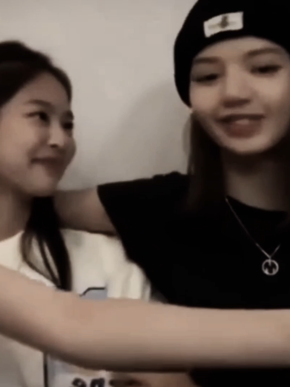 #on #fyp #recommendations #jennie #lisa #blackpink #virt #notvirt #edit #lenlisa 