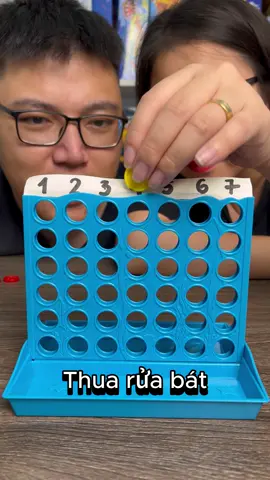 Luật chơi: Người đầu tiên tạo được 1 đường thẳng bất kì với 4 quân cờ dành chiến thắng!! 🎲😁 #giaitrinhangheo #boardgames