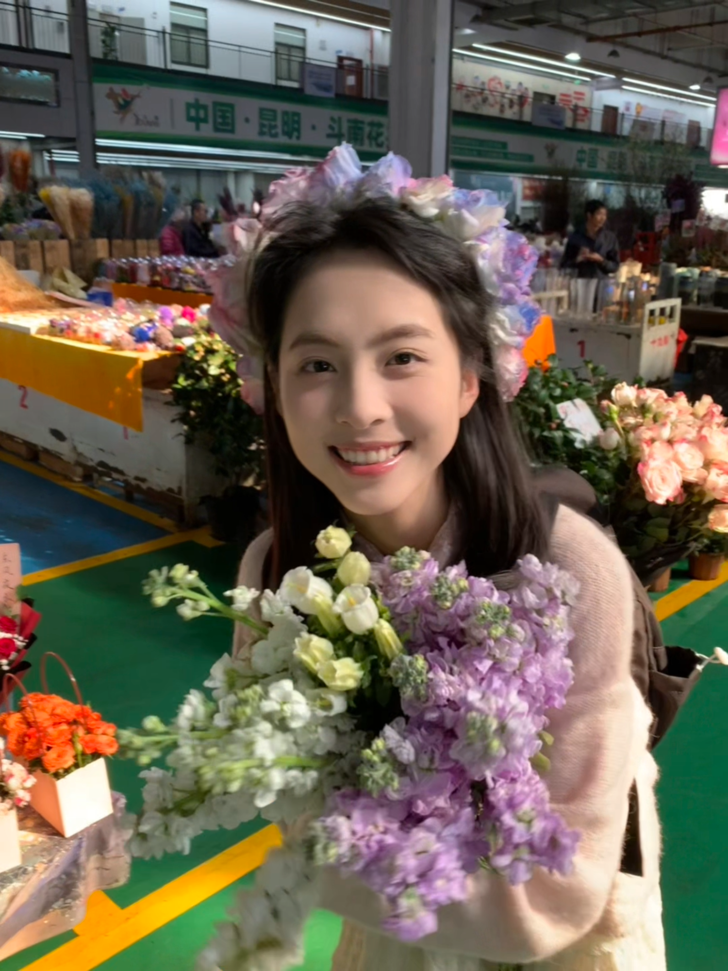 🌸 CHỢ HOA ĐẤU NAM – RỰC RỠ SẮC HOA GIỮA LÒNG CÔN MINH 🌸 Đến Côn Minh, đừng quên ghé chợ hoa Đấu Nam - chợ hoa tươi lớn nhất châu Á và niềm tự hào của vùng cao nguyên Vân Nam. Mỗi ngày, hàng triệu bông hoa từ khắp nơi được đưa về đây, tạo nên một biển hoa khổng lồ rực rỡ sắc màu và tràn đầy hương thơm. Không chỉ là nơi mua bán, Đấu Nam còn là trung tâm giao dịch hoa quốc tế, sôi động cả ngày lẫn đêm với những phiên đấu giá hoa đầy kịch tính. ✨ Đến với chợ hoa Đấu Nam, bạn sẽ không chỉ ngắm hoa mà còn cảm nhận được hơi thở cuộc sống, tình yêu thiên nhiên và vẻ đẹp vĩnh cửu của “Thành phố mùa xuân.”  🌷 Mời bạn tham khảo hành trình: HÀ KHẨU - CÔN MINH – KIỆU TỬ SƠN – HỒ ĐIỀN TRÌ - CHỢ HOA ĐẤU NAM | NO SHOPPING ☃️ » Thời gian: 4 Ngày 3 Đêm » Khởi hành: Thứ 5 hàng tuần » Giá từ: 6.190.000Đ » Phương tiện: Ô Tô + Tàu cao tốc 👉 Nhanh tay đặt tour đi cùng Thanh Bùi Travel! #thanhbuitravel #tourconminh #chohodaunam #tourconminhkieutuson