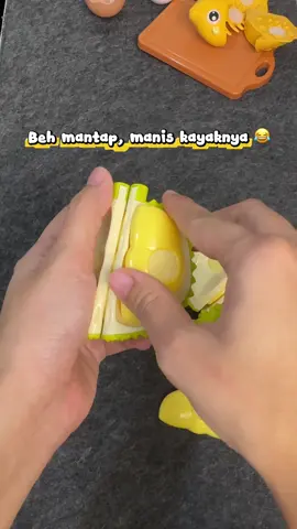 Ini ga cuma bocil yang seneng, emaknya juga seneng 🙈 #mainananak #mainan #masakmasakan #buahbuahan 